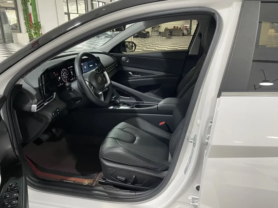 Hyundai Elantra Elantra 2022 1.5L CVT LUX Black Knight Limited Edition 2022 — thumbnail 5