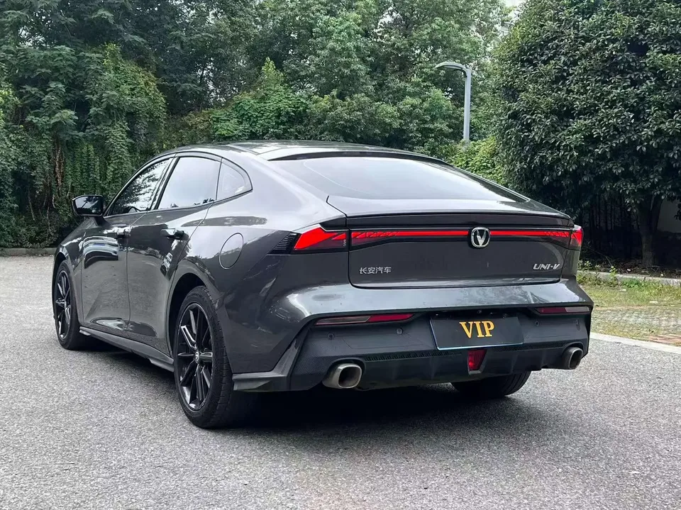 Changan UNI-V Changan UNI-V 2022 1.5T Premium 2022 — миниатюра 2
