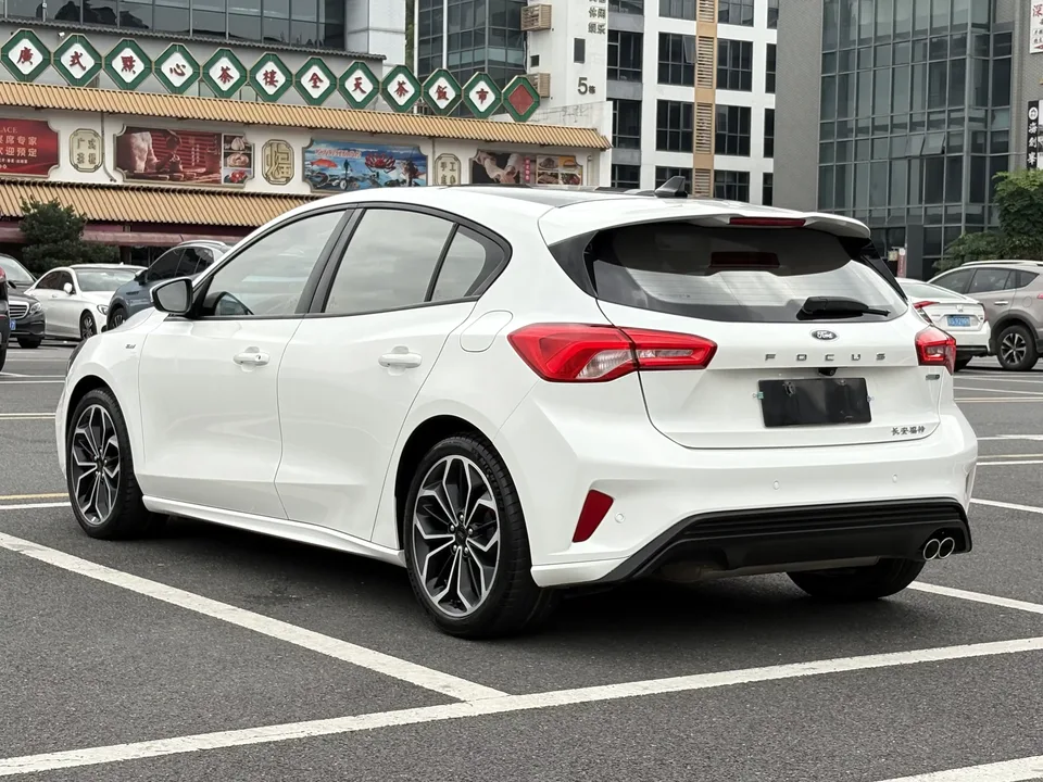 Ford Focus fox 2021 Hatchback EcoBoost 180 Automatic ST Line 2022 — thumbnail 2