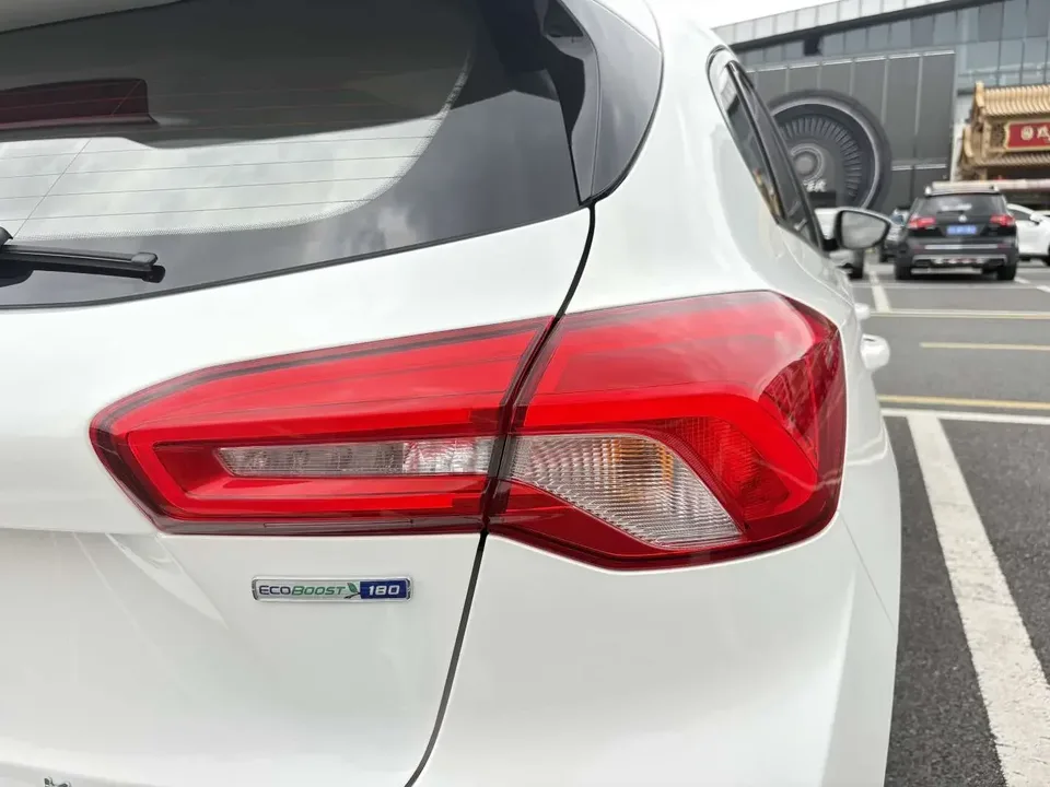 Ford Focus fox 2021 Hatchback EcoBoost 180 Automatic ST Line 2022 — thumbnail 3