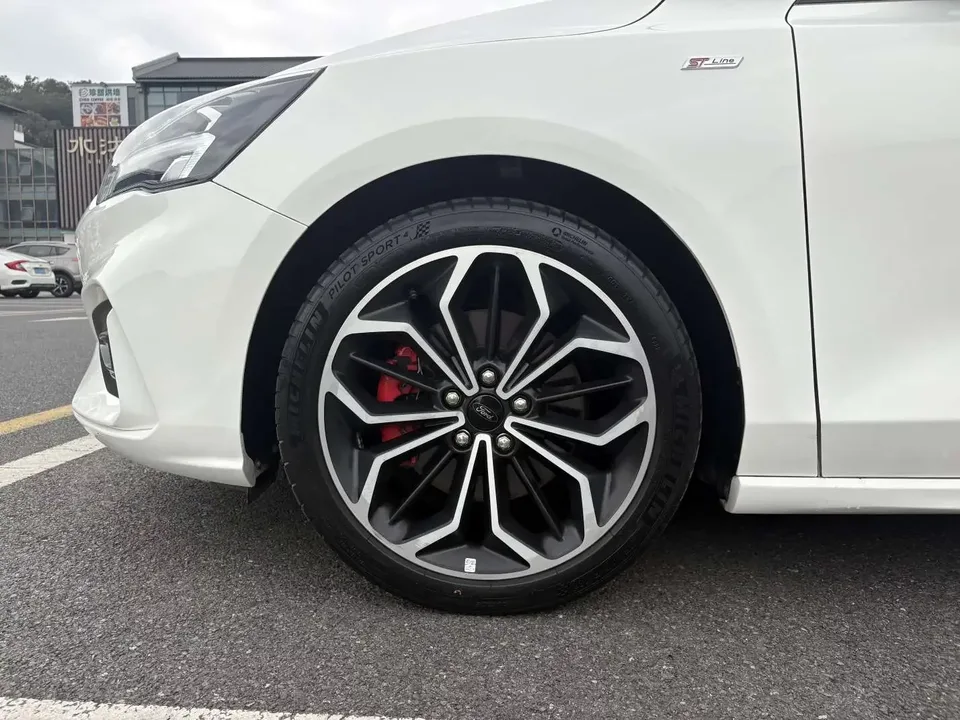 Ford Focus fox 2021 Hatchback EcoBoost 180 Automatic ST Line 2022 — thumbnail 4