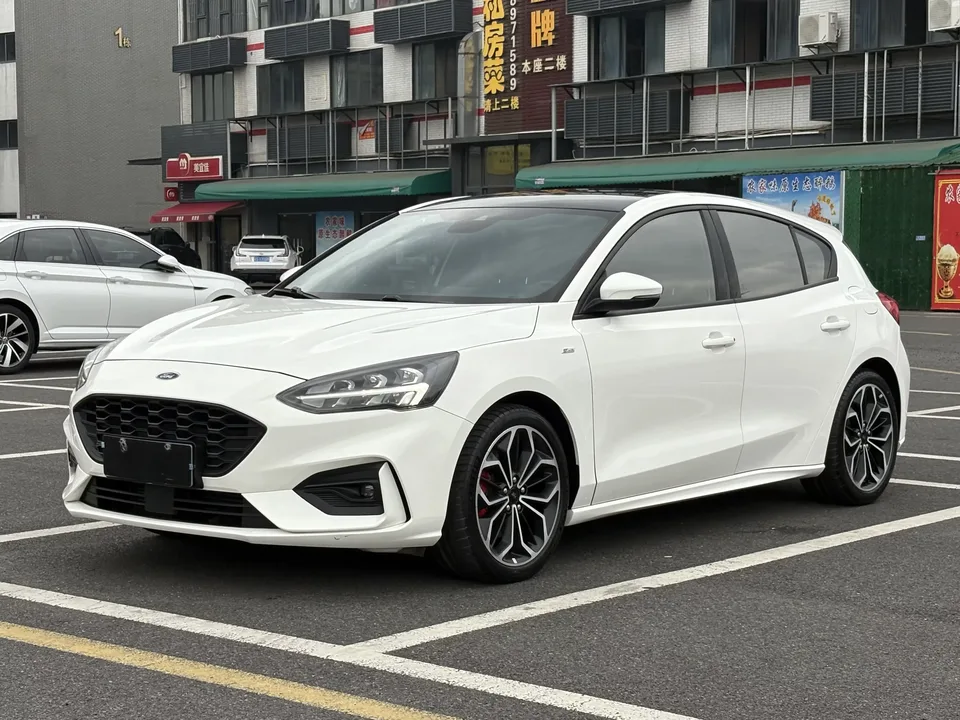 Ford Focus fox 2021 Hatchback EcoBoost 180 Automatic ST Line 2022 — photo 1, buy with delivery to Moscow