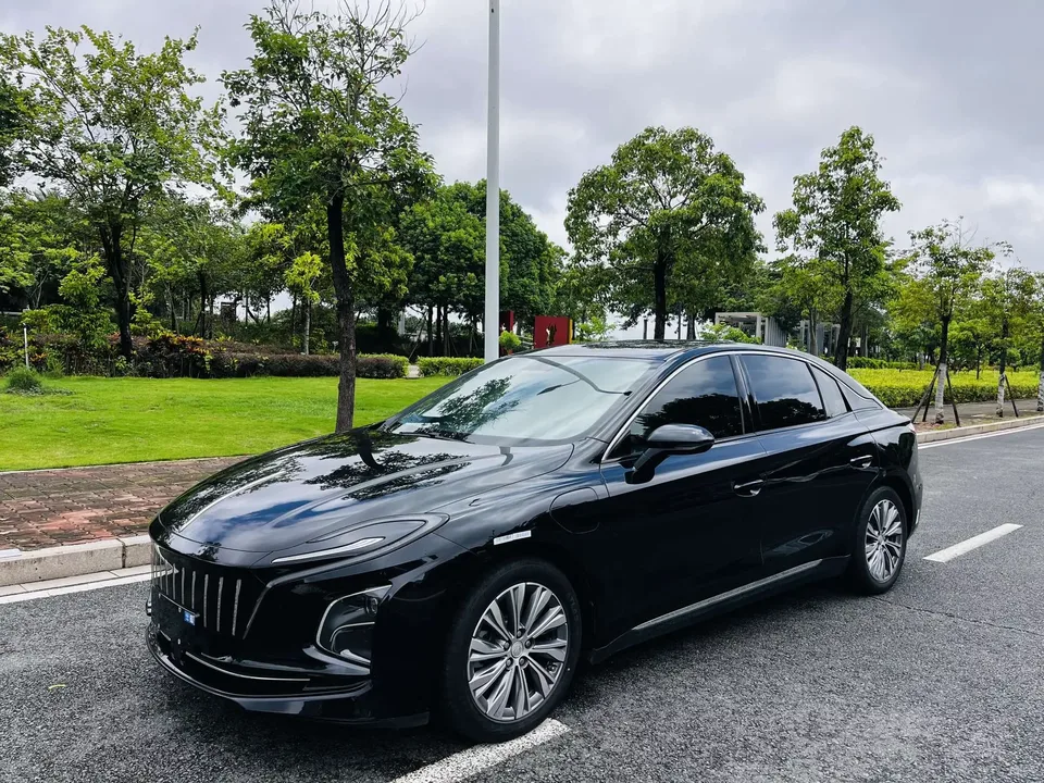 Hongqi E-QM5 Hongqi E-QM5 2024 560KM PLUS version 100kW 2024 — photo 1, buy with delivery to Moscow