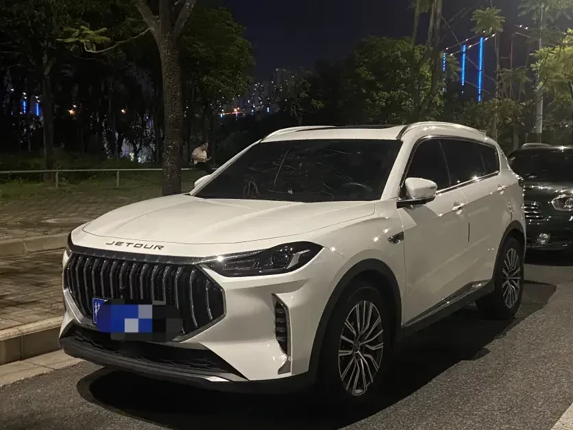 Jetour Jietu X70 PLUS Jietu X70 PLUS 2025 Champion Edition 1.5T DCT Champion PRO 7 Seaters 2025 — photo 1, buy with delivery to Moscow