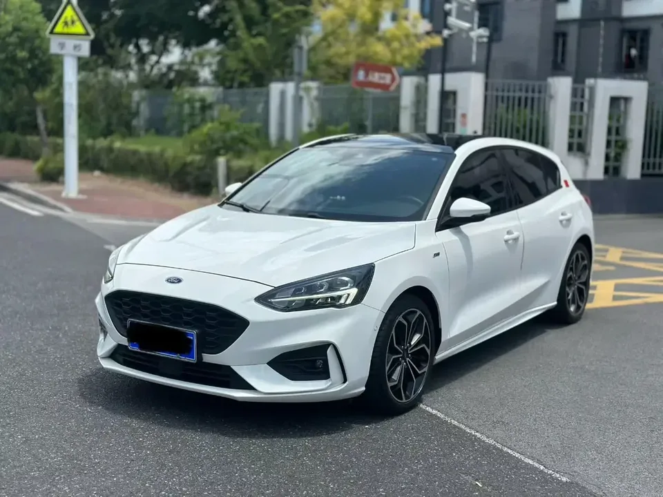 Ford Focus fox 2021 Hatchback EcoBoost 180 Automatic ST Line 2022 — photo 1, buy with delivery to Moscow