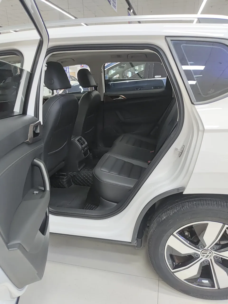 Volkswagen Tharu tuyue 2022 280TSI 2WD Comfort Edition 2022 — thumbnail 3