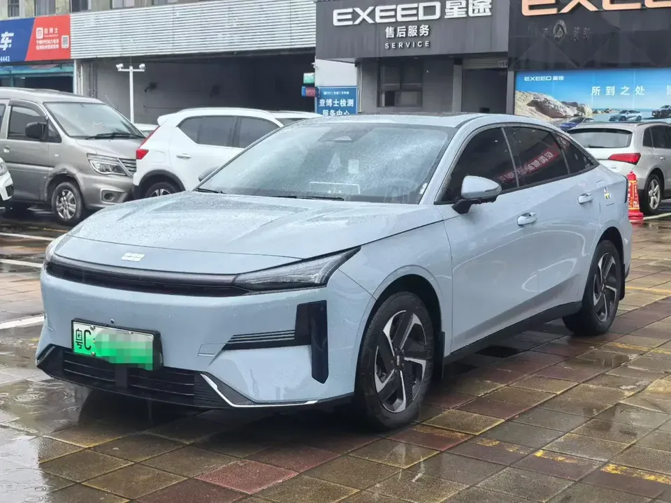 Geely Galaxy L6 Galaxy L6 2025 1.5 EM-i DHT 140KM Exploration+ Edition 2025 — фото 1, купить с доставкой в Москву
