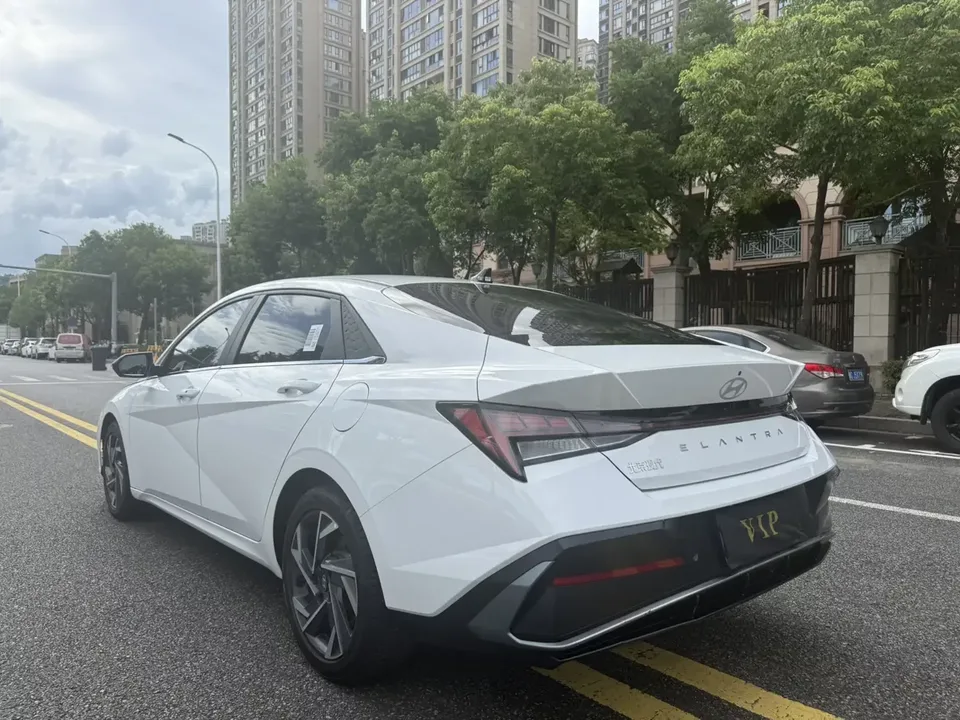 Hyundai Elantra Elantra 2023 1.5L CVT LUX Premium Edition 2025 — thumbnail 2