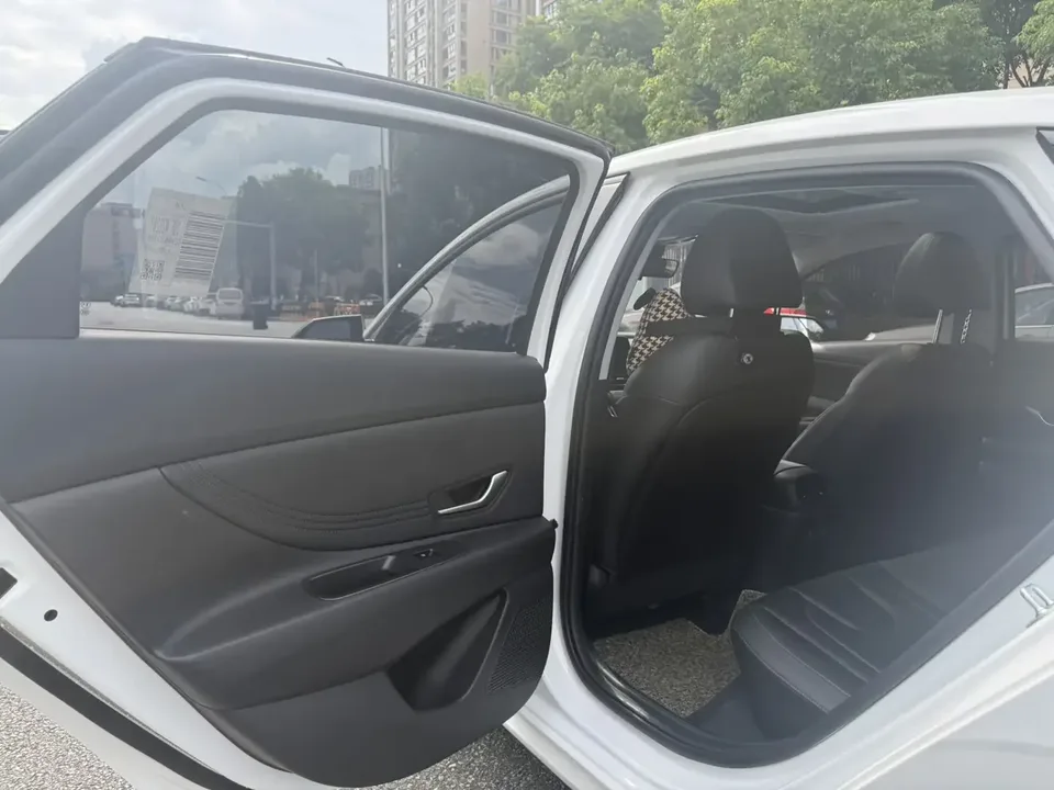 Hyundai Elantra Elantra 2023 1.5L CVT LUX Premium Edition 2025 — thumbnail 3