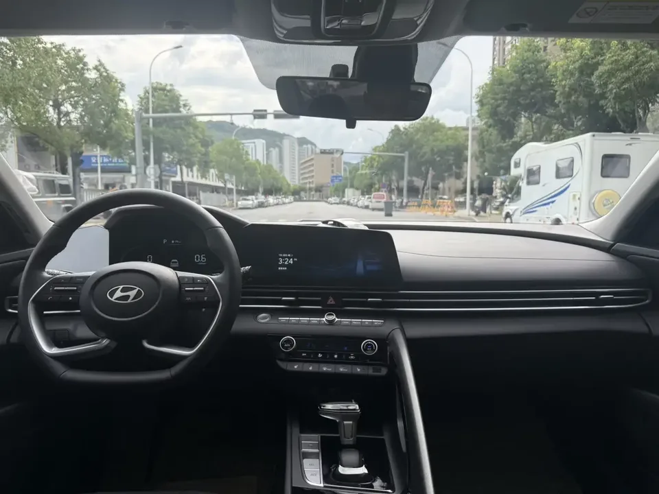 Hyundai Elantra Elantra 2023 1.5L CVT LUX Premium Edition 2025 — thumbnail 4