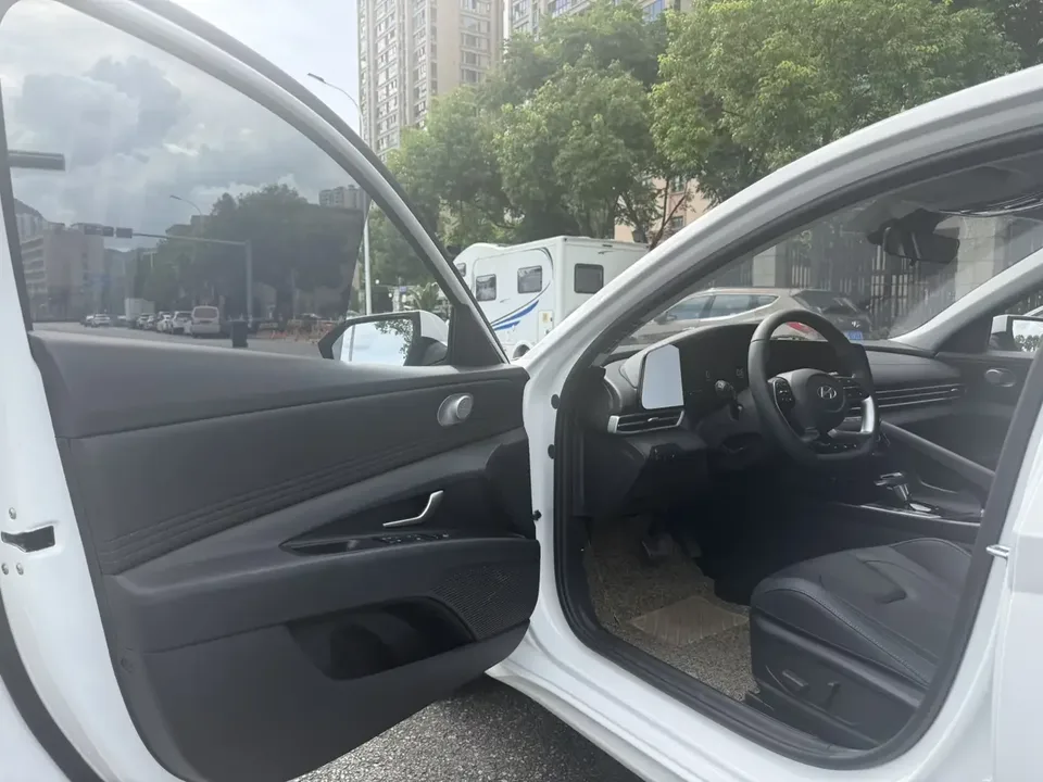 Hyundai Elantra Elantra 2023 1.5L CVT LUX Premium Edition 2025 — thumbnail 5