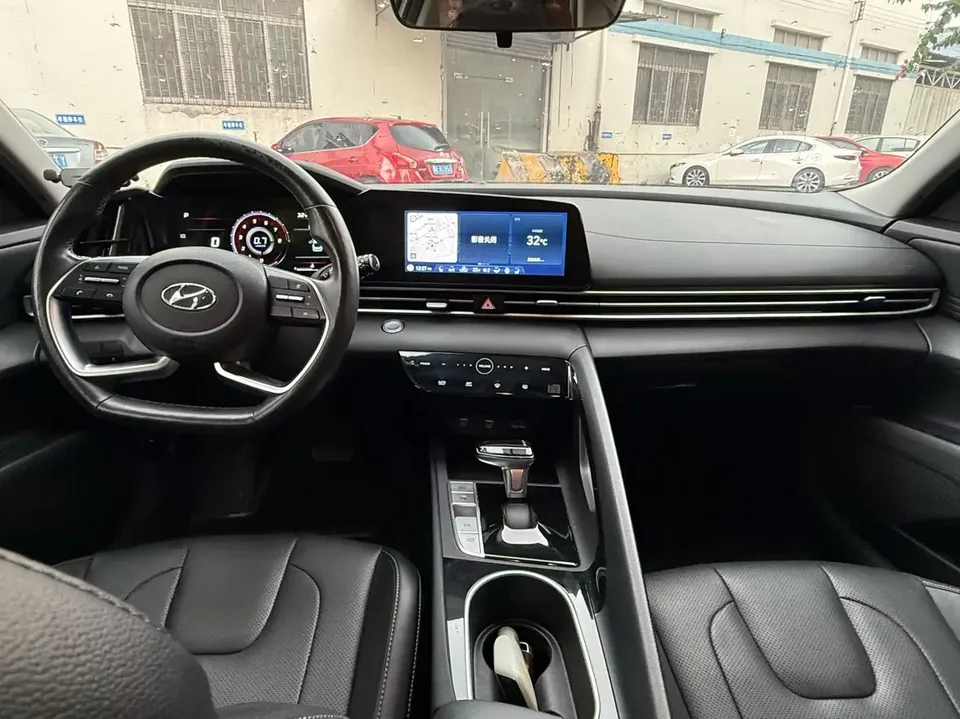 Hyundai Elantra Elantra 2021 1.5L CVT LUX Premium Edition 2022 — thumbnail 3