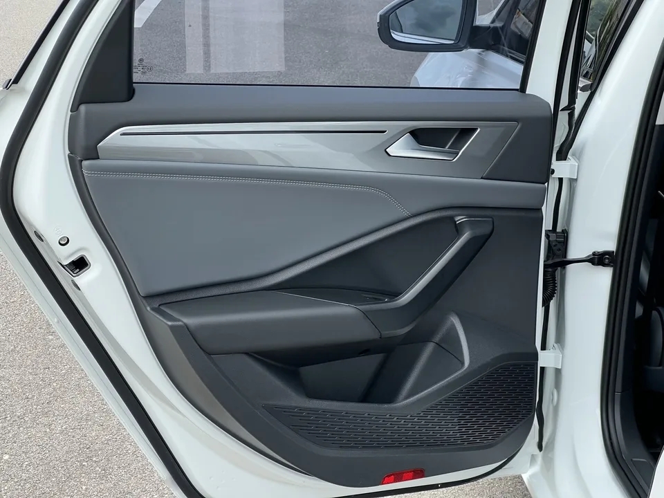 Volkswagen Sagitar Sagitar 2024 300TSI DSG Flying Edition 2024 — thumbnail 3