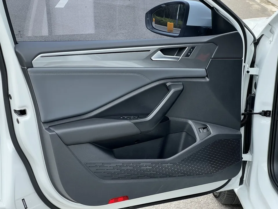 Volkswagen Sagitar Sagitar 2024 300TSI DSG Flying Edition 2024 — thumbnail 4