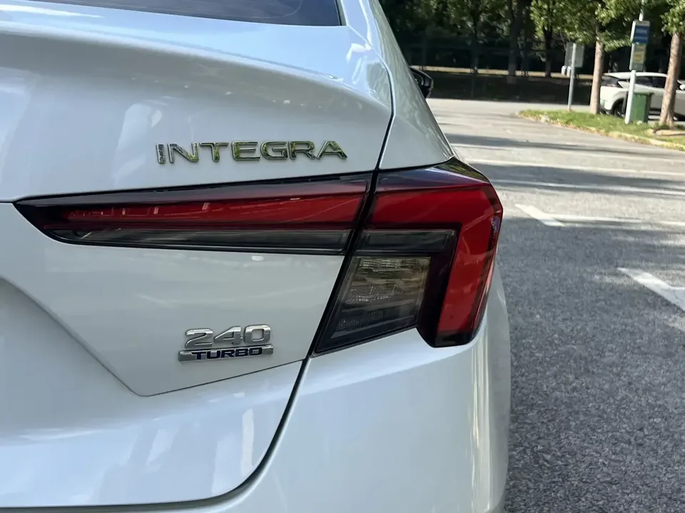 Honda Integra Style 2022 240TURBO CVT Tech Edition 2022 — миниатюра 3