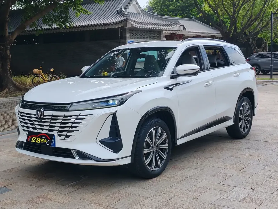 Changan CS75PLUS Changan CS75 PLUS 2023 The third generation 1.5T automatic premium model 2023 — photo 1, buy with delivery to Moscow