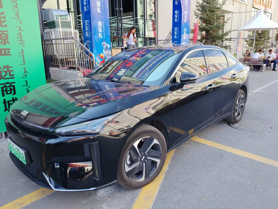 Geely Galaxy L6 Galaxy L6 2025 1.5 EM-i DHT 140KM Long-distance Version 2025 — thumbnail 2