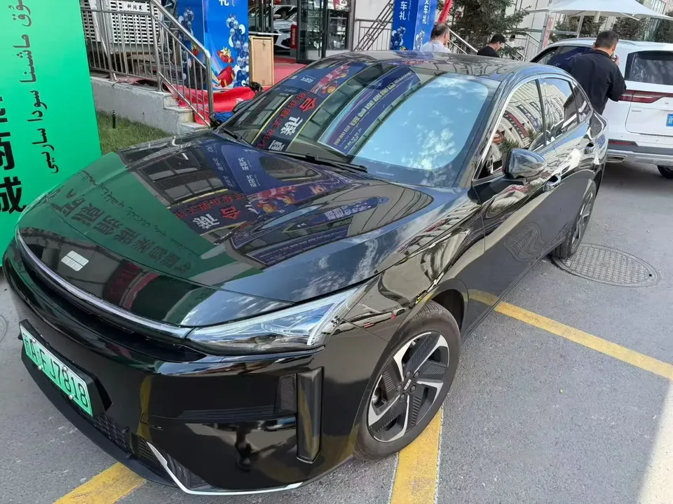 Geely Galaxy L6 Galaxy L6 2025 1.5 EM-i DHT 140KM Long-distance Version 2025 — photo 1, buy with delivery to Moscow