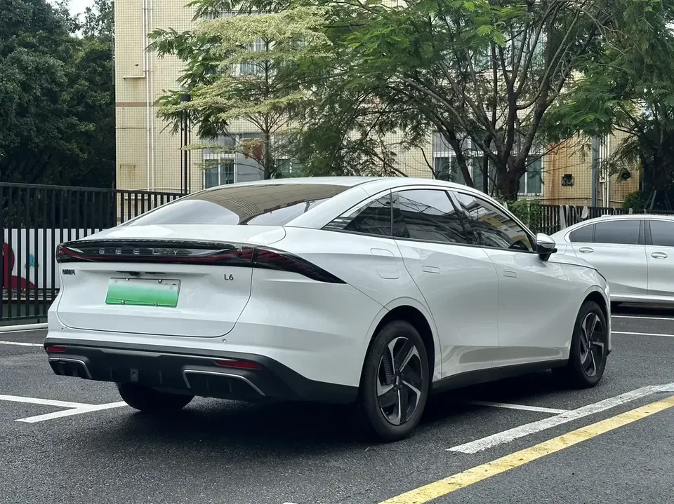Geely Galaxy L6 Galaxy L6 2024 Longteng version 1.5T DHT 125km PLUS 2024 — thumbnail 2