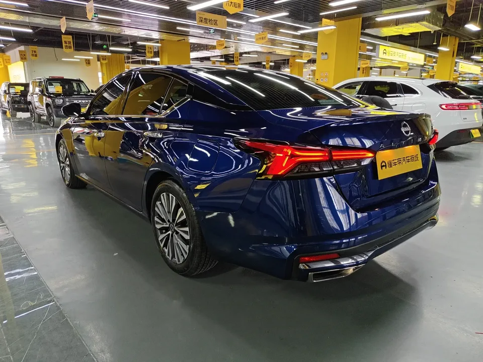 Nissan Altima Sound of nature 2022 2.0L XL-Upr Premium Edition 2023 — thumbnail 4