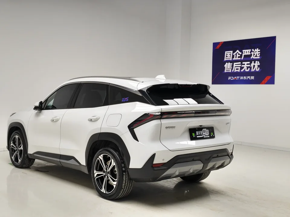 Geely Galaxy L7 Galaxy L7 2025 1.5L EM-i 115km Explorer Edition 2025 — миниатюра 2