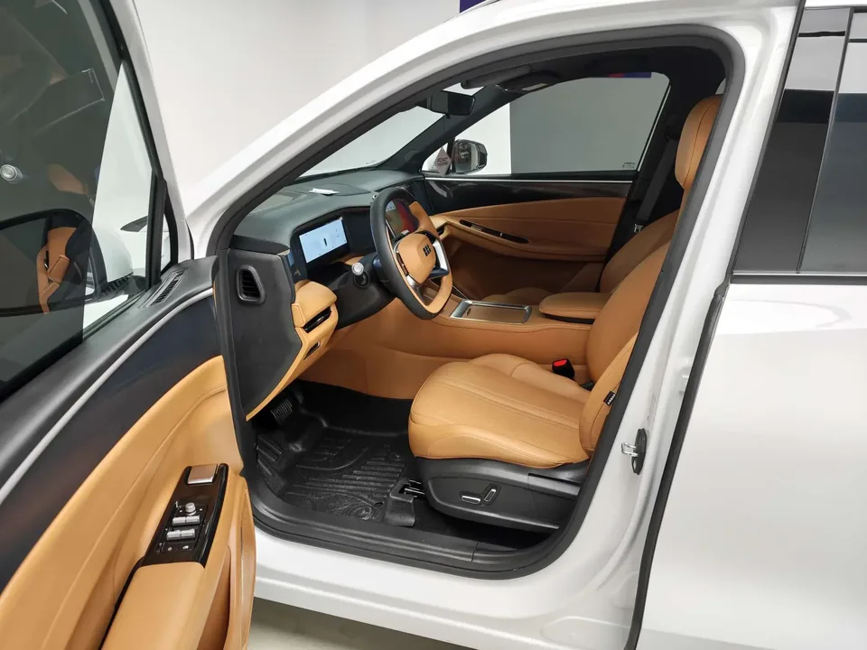 Geely Galaxy L7 Galaxy L7 2025 1.5L EM-i 115km Explorer Edition 2025 — миниатюра 4