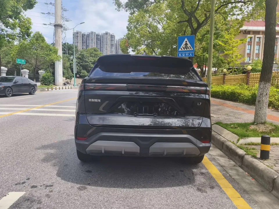 Geely Galaxy L7 Galaxy L7 2025 1.5L EM-i 115km Exploration+ Edition 2024 — thumbnail 2