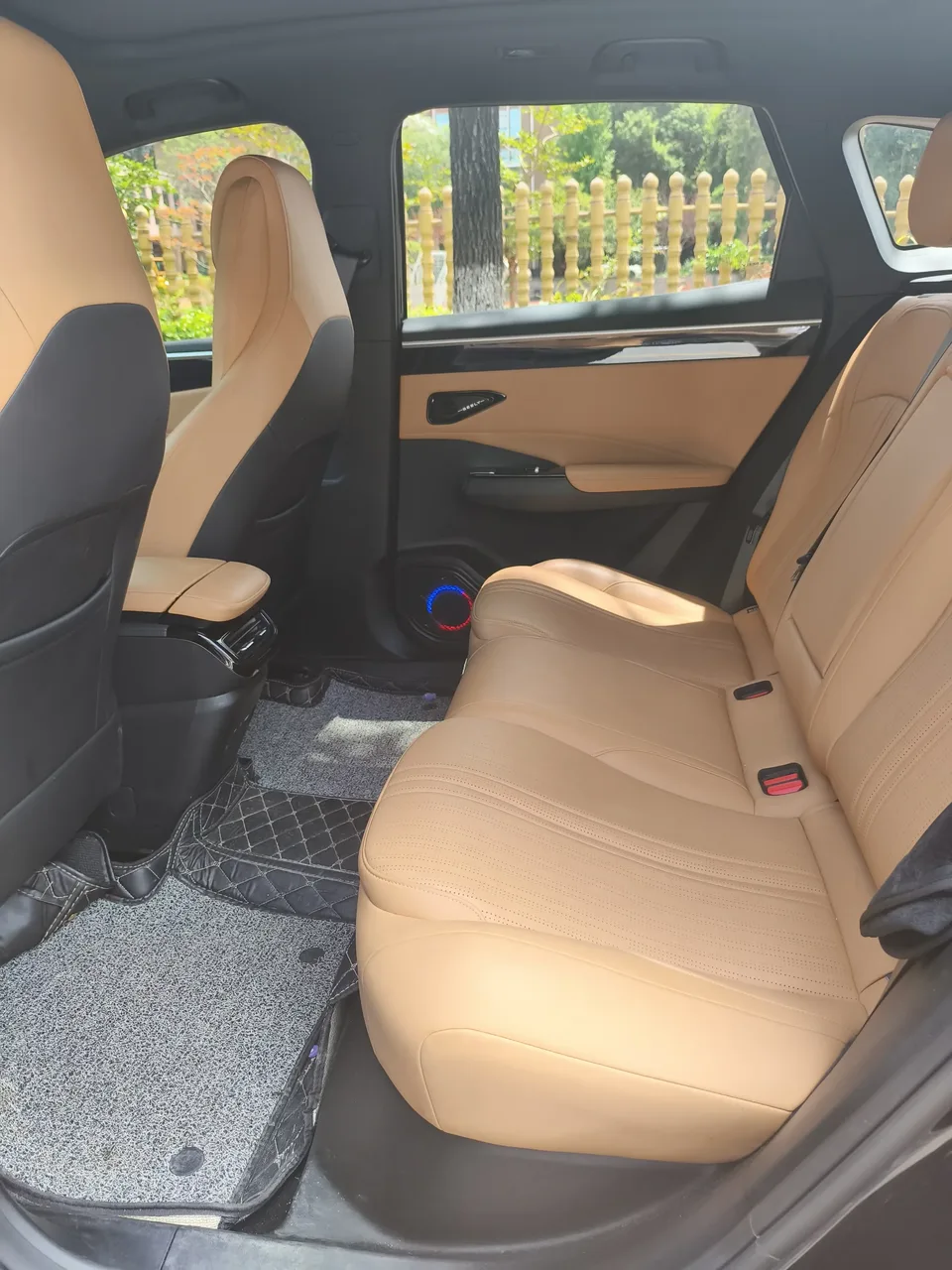 Geely Galaxy L7 Galaxy L7 2025 1.5L EM-i 115km Exploration+ Edition 2024 — thumbnail 3