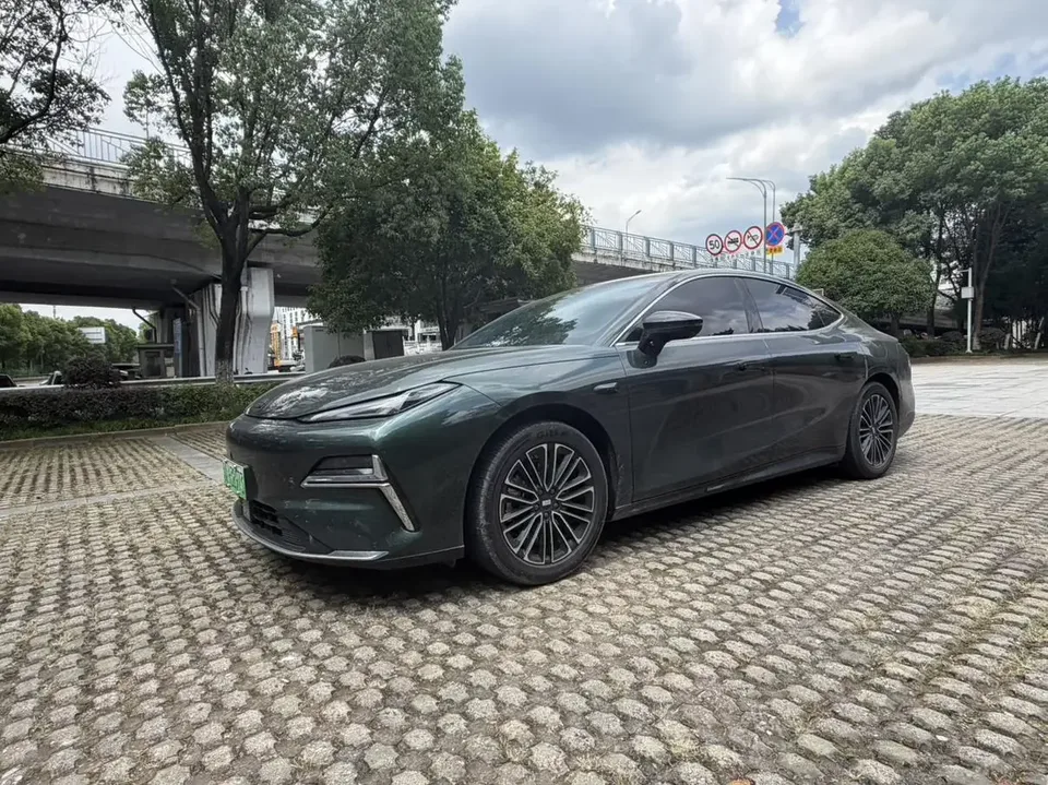 Geely Galaxy Star 8 PHEV Galaxy Star 8 PHEV 2025 130km EM-i Premium Edition 2025 — photo 1, buy with delivery to Moscow