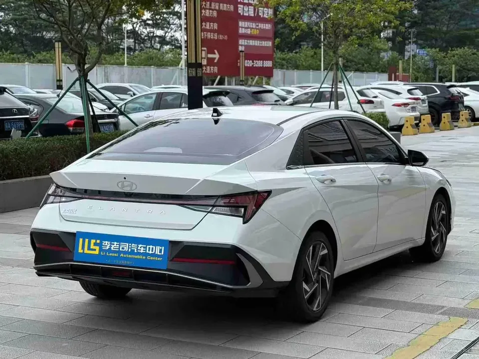 Hyundai Elantra Elantra 2023 1.5L CVT LUX Premium Edition 2025 — thumbnail 2
