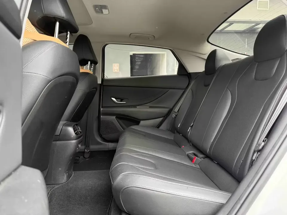 Hyundai Elantra Elantra 2023 1.5L CVT LUX Premium Edition 2025 — thumbnail 3