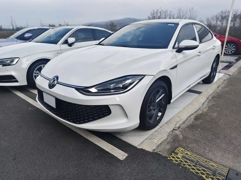 Volkswagen Lamando Lingdu 2024 Lingdu L 280TSI DSG Hot Edition 2024 — photo 1, buy with delivery to Moscow