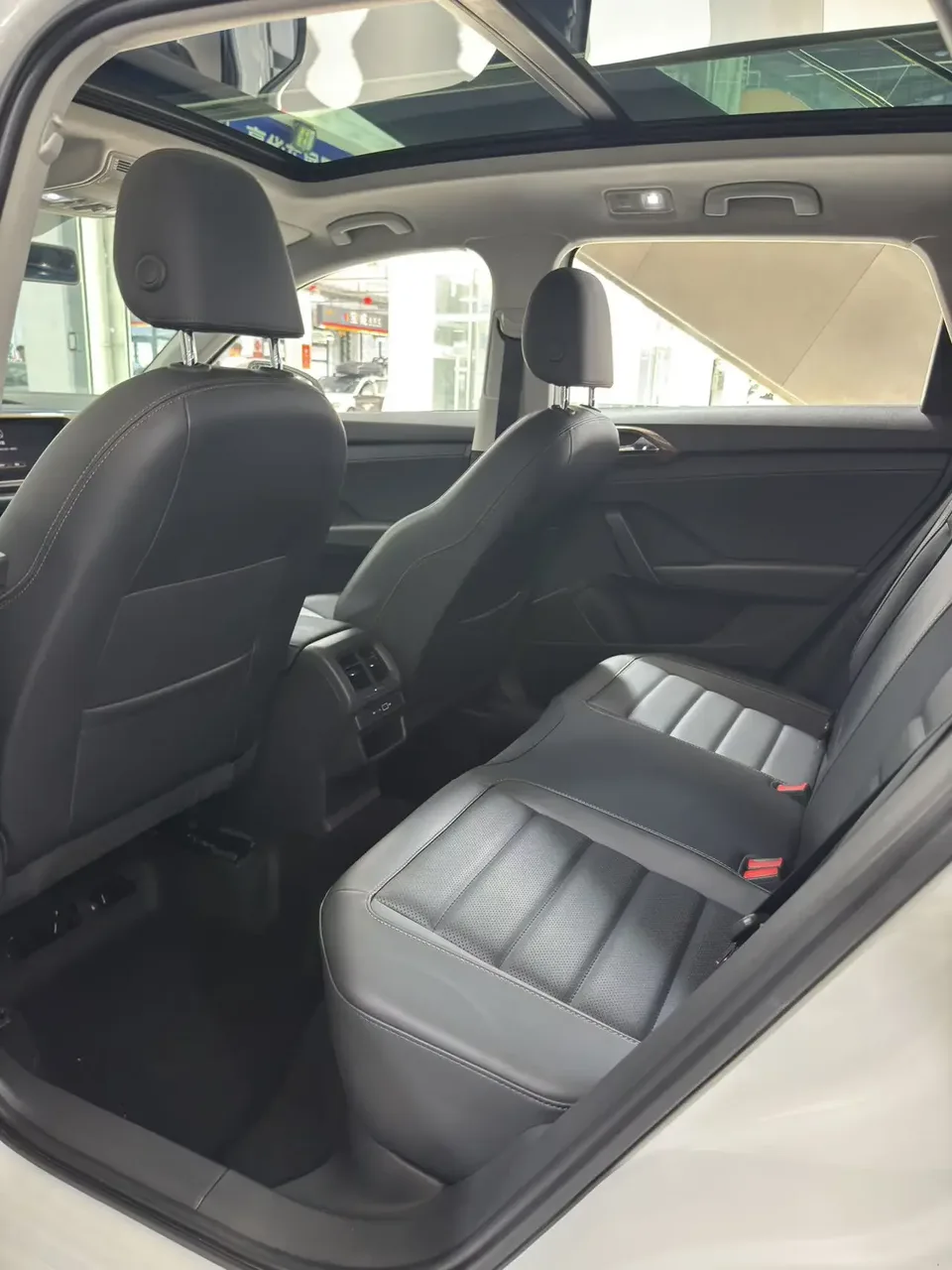 Volkswagen Tharu tuyue 2022 280TSI 2WD Deluxe Edition 2022 — thumbnail 3