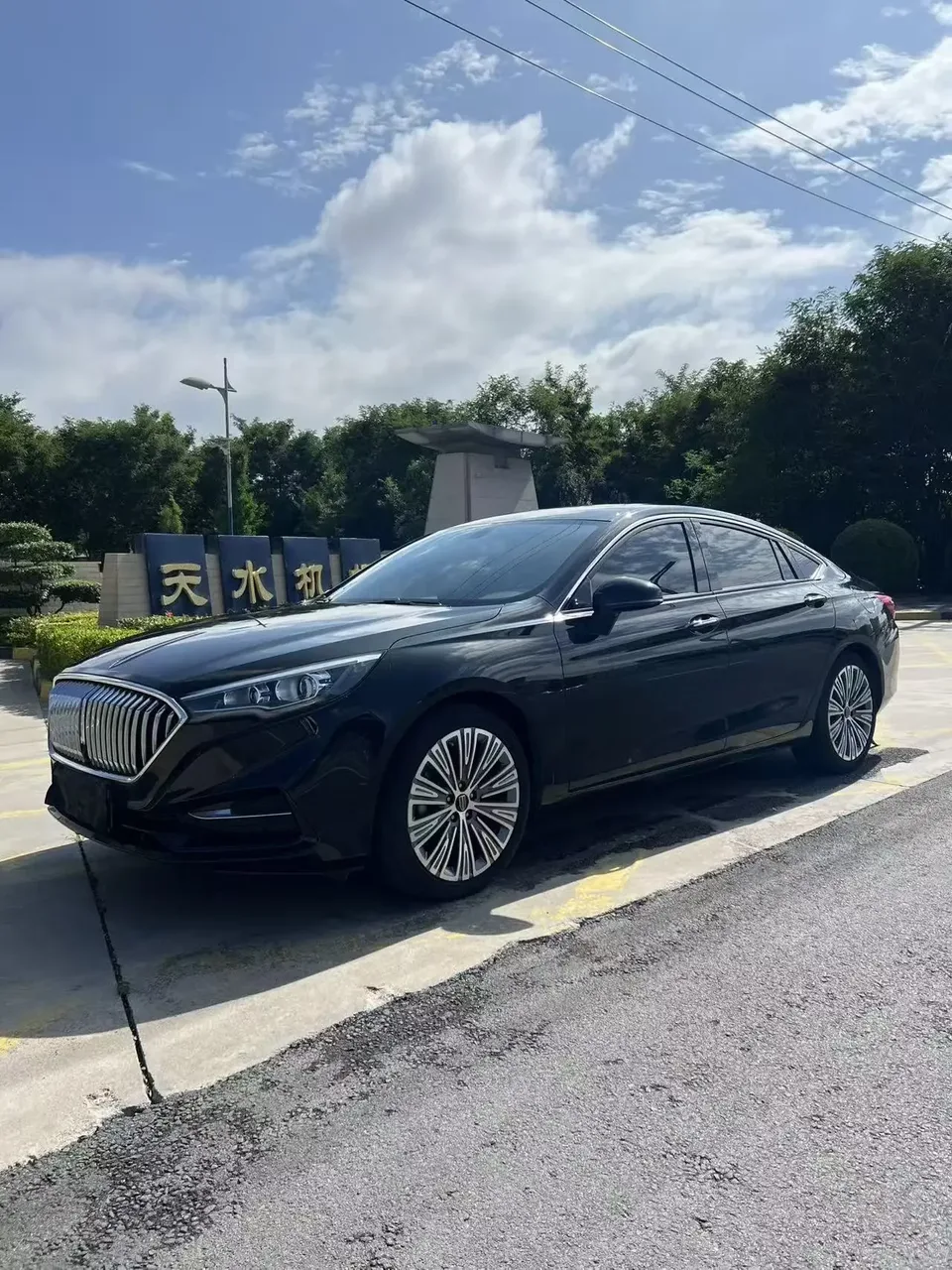 Hongqi H5 classic Hongqi H5 classic 2022 1.5T DCT Flagship Edition 2023 — photo 1, buy with delivery to Moscow