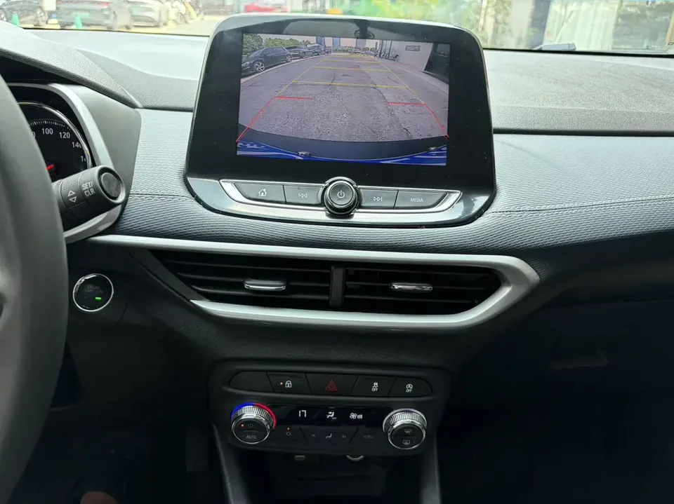 Chevrolet Trax Chuangku 2021 325T Automatic Fun Edition National VI 2023 — миниатюра 4