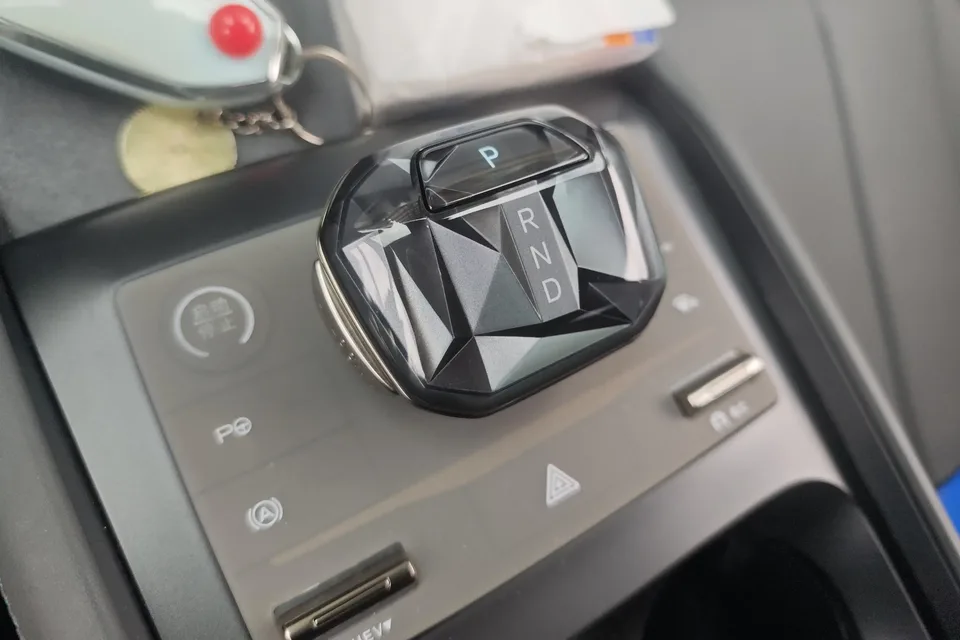 BYD Qin L DM Qin L DM 2025 DM-i 120KM Intelligent Driving Edition 2025 — миниатюра 3