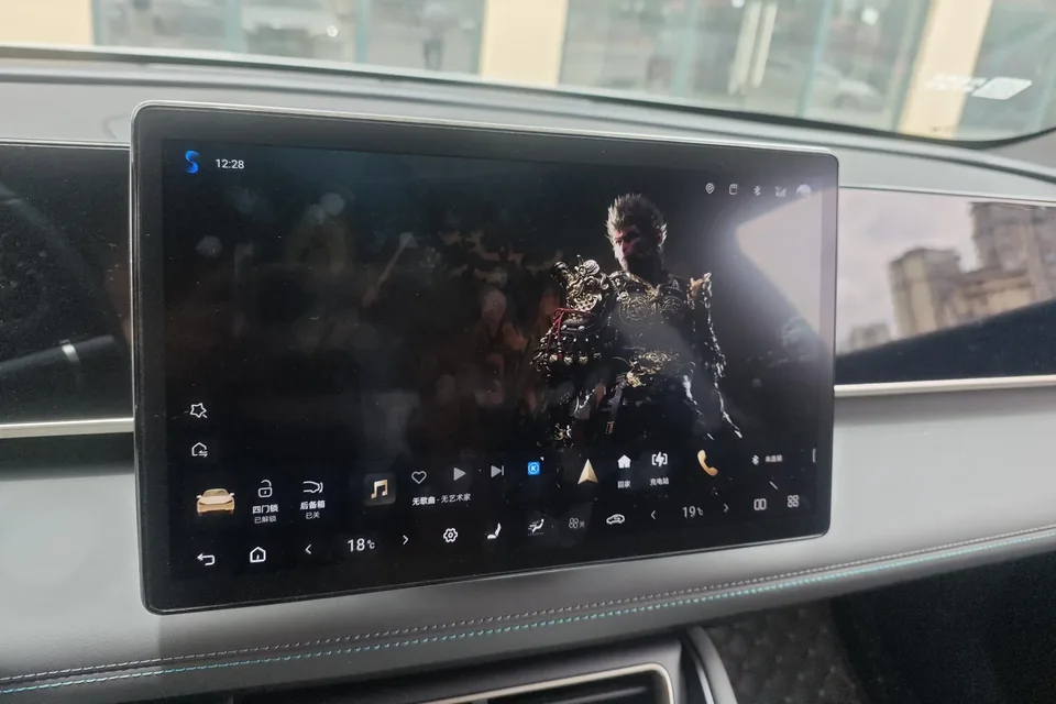 BYD Qin L DM Qin L DM 2025 DM-i 120KM Intelligent Driving Edition 2025 — миниатюра 4