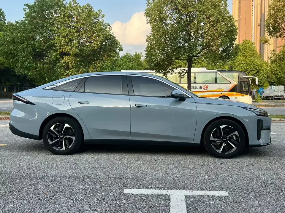 Geely Galaxy L6 Galaxy L6 2024 Longteng version 1.5T DHT 125km PLUS 2025 — thumbnail 2