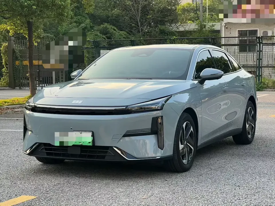 Geely Galaxy L6 Galaxy L6 2024 Longteng version 1.5T DHT 125km PLUS 2025 — photo 1, buy with delivery to Moscow