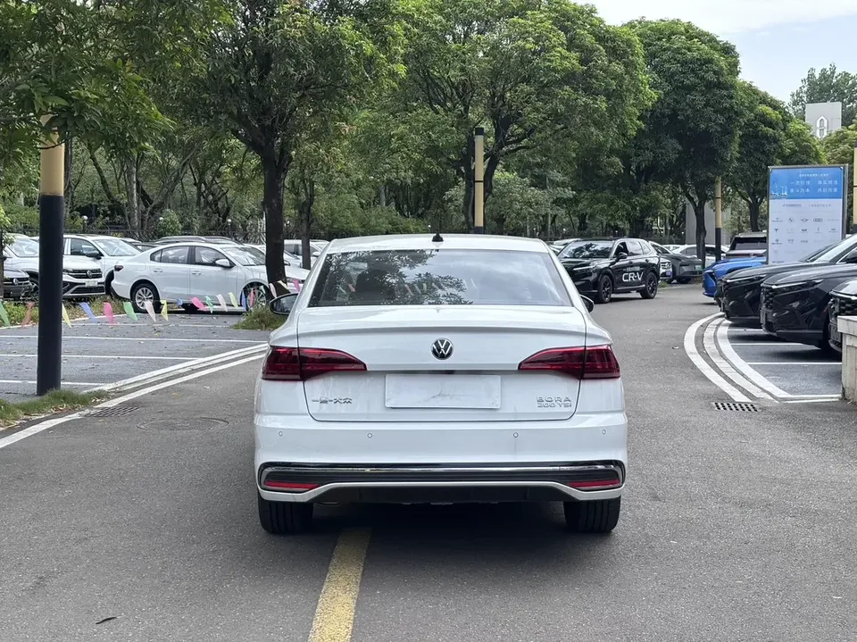 Volkswagen Bora Bora 2023 200TSI DSG Joy Travel PRO Edition 2024 — thumbnail 2