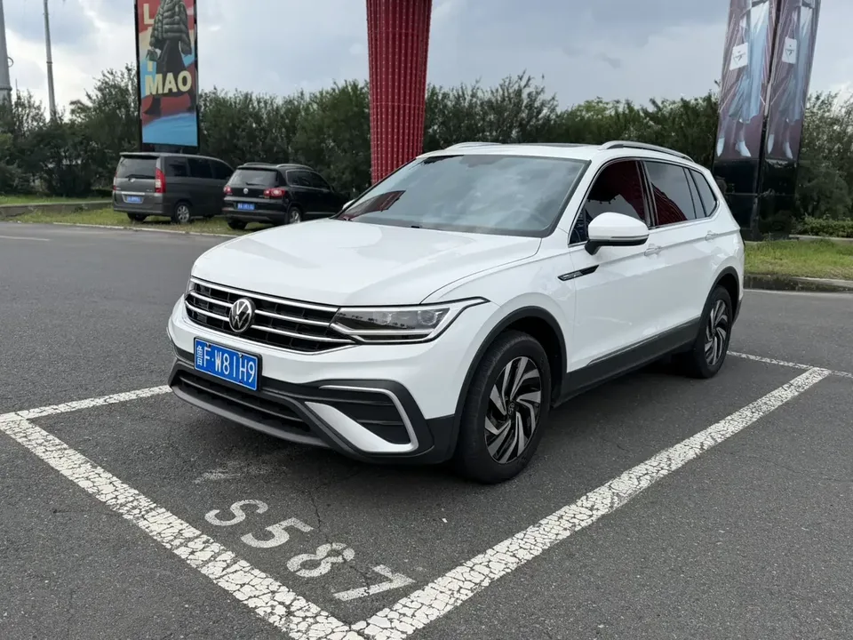 Volkswagen Tiguan L Tiguan L 2023 280TSI Limited Edition 2022 — photo 1, buy with delivery to Moscow