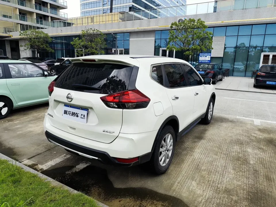 Nissan X-Trail Qijun 2023 Classic Edition 2.0L 2WD Smart Link Premium Edition 2024 — thumbnail 2