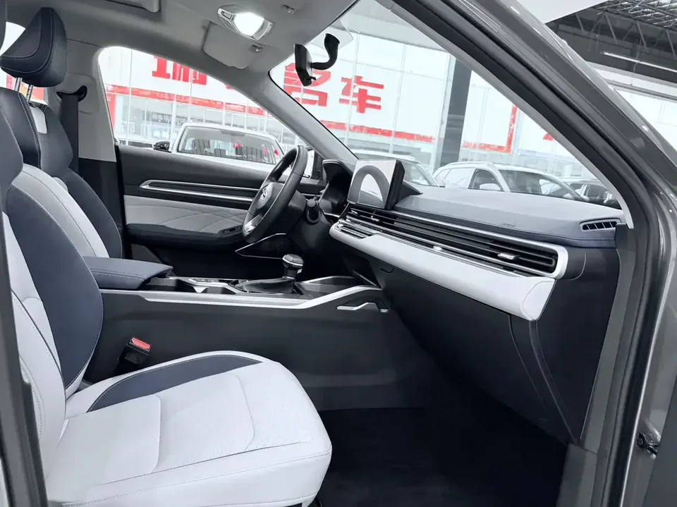 Geely Emgrand emgrand 2022 4th generation 1.5L CVT flagship model 2023 — thumbnail 4