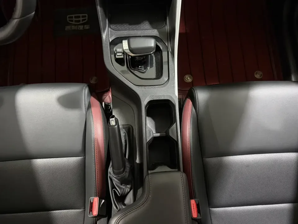 Geely Coolray SX11 Binyue 2021 240T DCT Platinum Edition 2022 — thumbnail 4