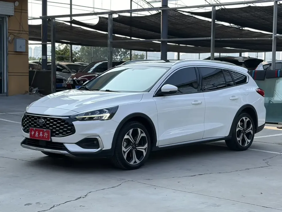 Ford Focus fox 2021 EcoBoost 180 Shooting Brake Automatic 2022 — фото 1, купить с доставкой в Москву