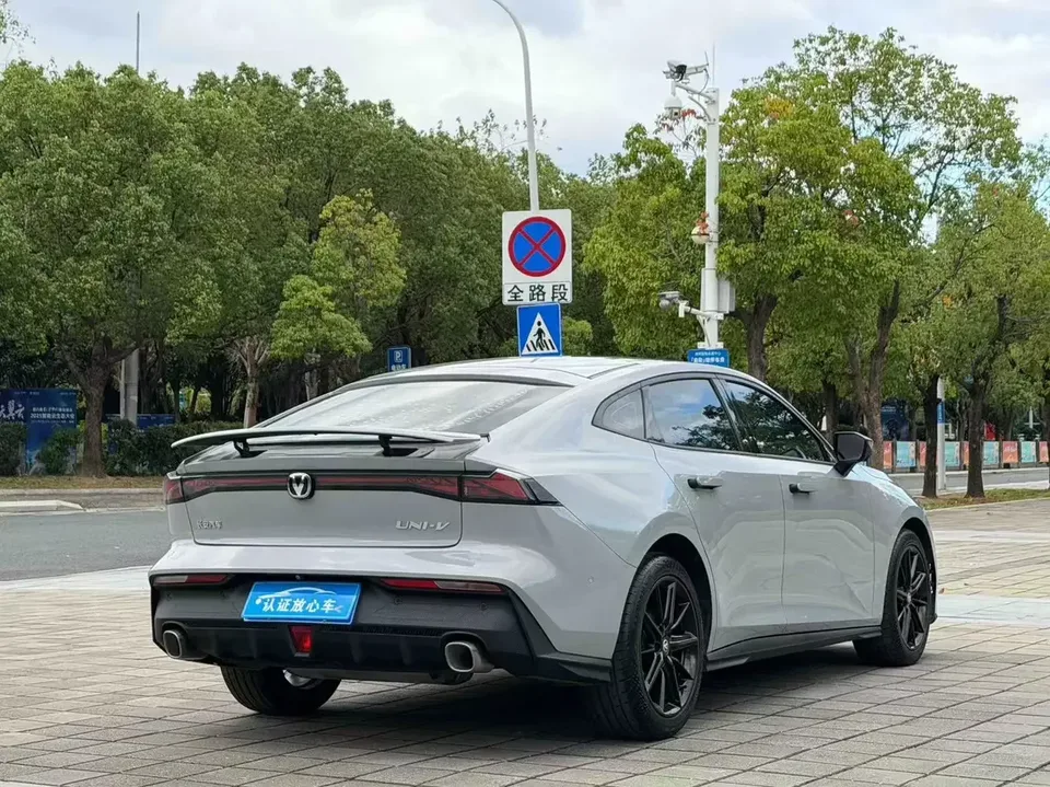 Changan UNI-V Changan UNI-V 2022 1.5T Premium 2022 — миниатюра 2