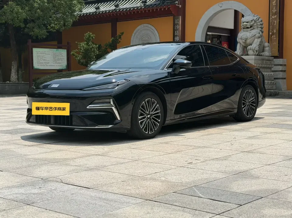 Geely Galaxy Star 8 PHEV Galaxy Star 8 PHEV 2025 130km EM-i Premium Edition 2025 — photo 1, buy with delivery to Moscow