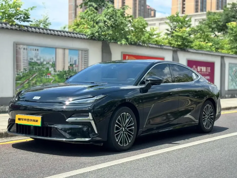 Geely Galaxy Star 8 PHEV Galaxy Star 8 PHEV 2025 130km EM-i Premium Edition 2025 — photo 1, buy with delivery to Moscow