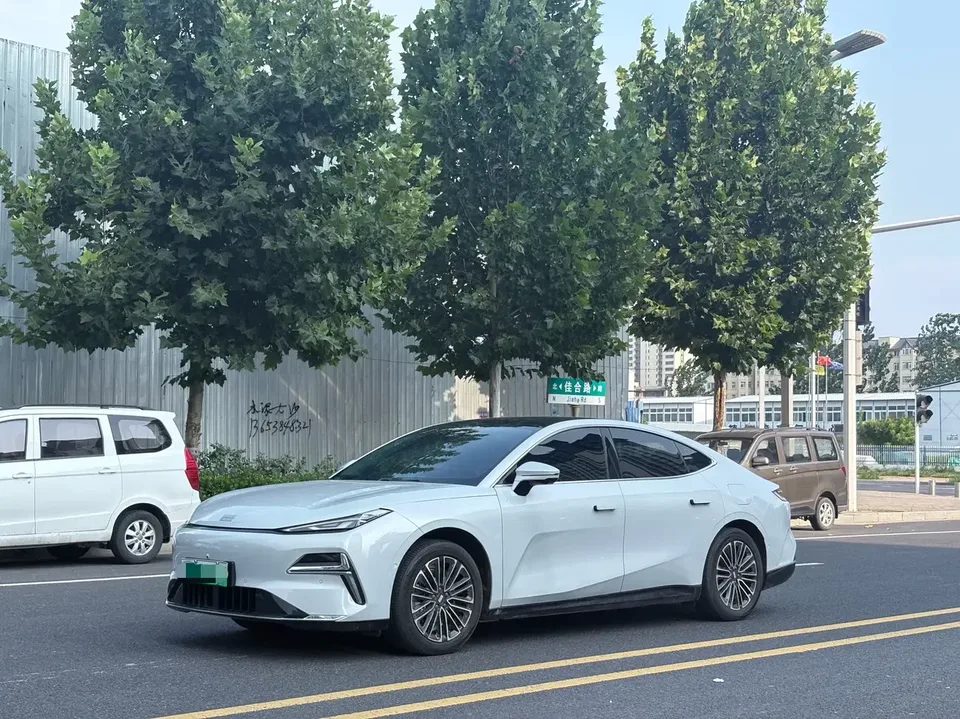 Geely Galaxy Star 8 PHEV Galaxy Star 8 PHEV 2025 130km EM-i Premium Edition 2025 — photo 1, buy with delivery to Moscow