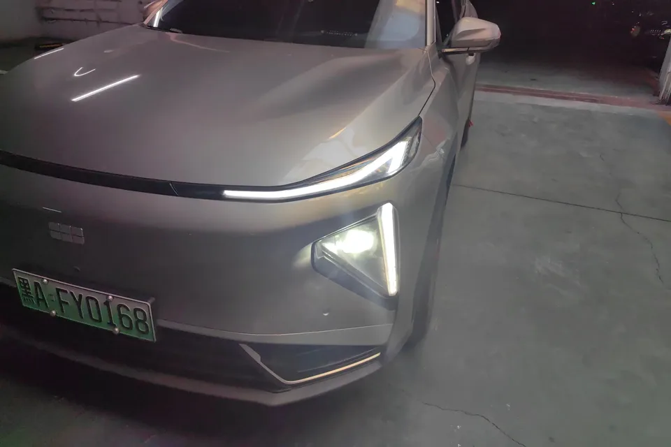 Geely Galaxy L7 Galaxy L7 2025 1.5L EM-i 115km Long-distance Edition 2025 — миниатюра 2